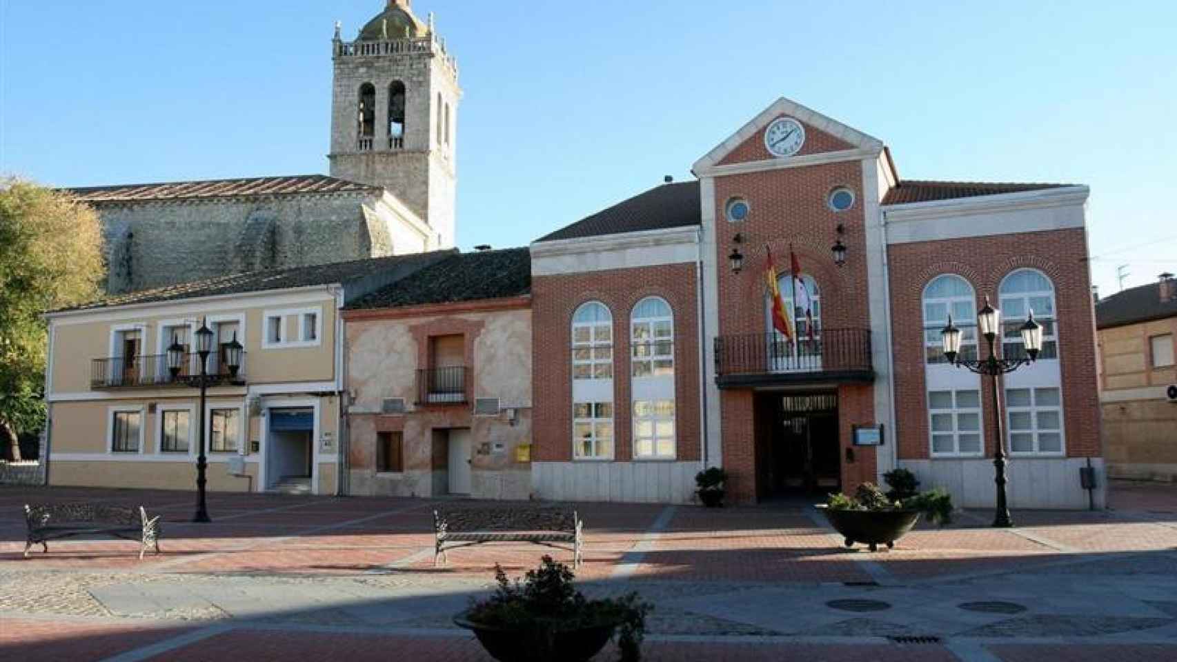 Imagen del Ayuntamiento de Aldeamayor y la iglesia Parroquial San Martín de Tours