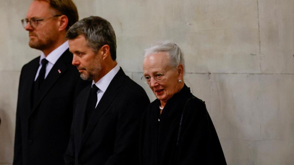 Margarita de Dinamarca y el príncipe Federico en la capilla ardiente de Isabel II.