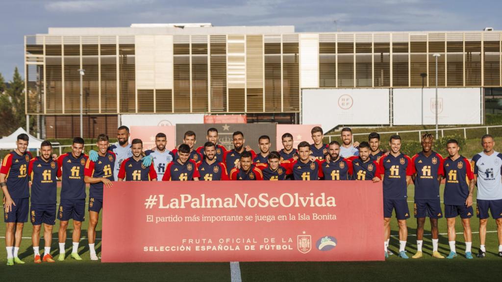 Los jugadores y el cuerpo técnico de la Selección posan con la pancarta