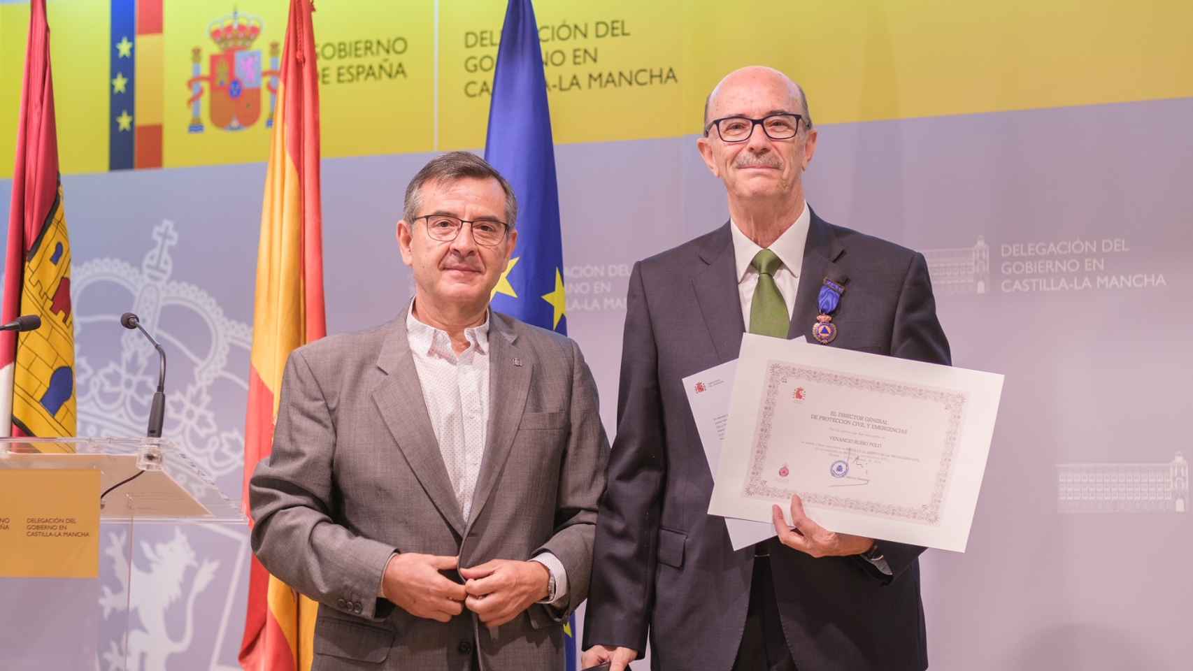 El delegado de la eléctrica en la región, Venancio Rubio, ha recibido la medalla al Mérito de Protección Civil.