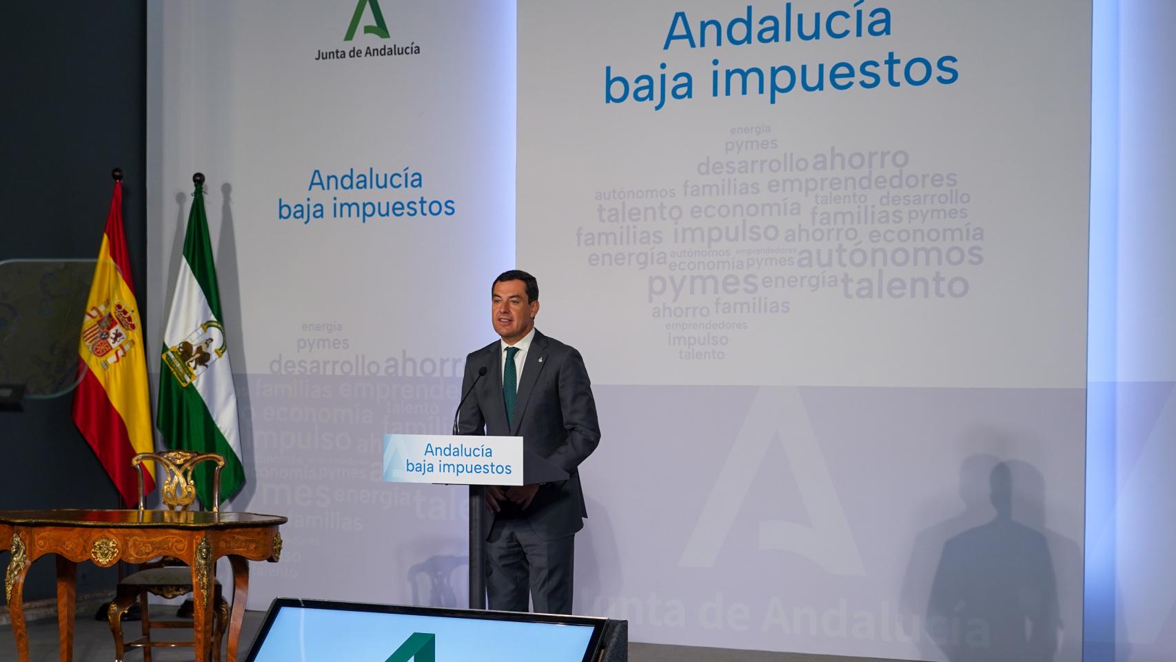 El presidente de la Junta, Juanma Moreno, durante el acto de firma del decreto ley de la bajada de impuestos.