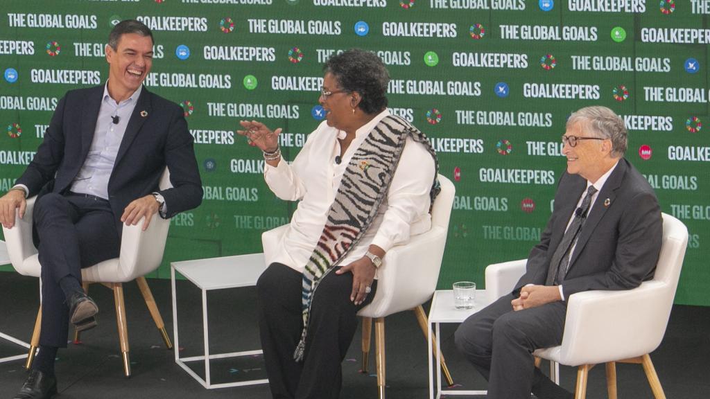 Pedro Sánchez ríe a carcajadas ante Mia Mottley, primera ministra de Barbados, y Bill Gates, en el acto 'Goalkeepers'.