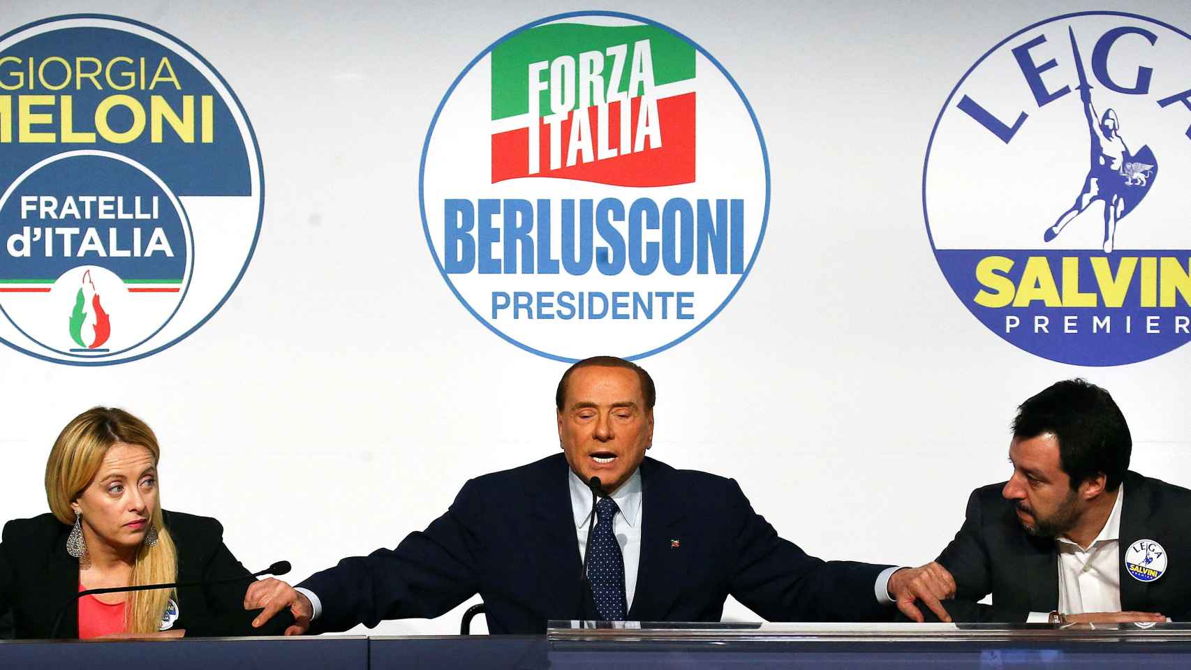 Giorgia Meloni (Hermanos de Italia) junto a Silvio Berlusconi (Fuerza Italia) y Matteo Salvini (La Liga) durante un debate en Roma en marzo de 2018.