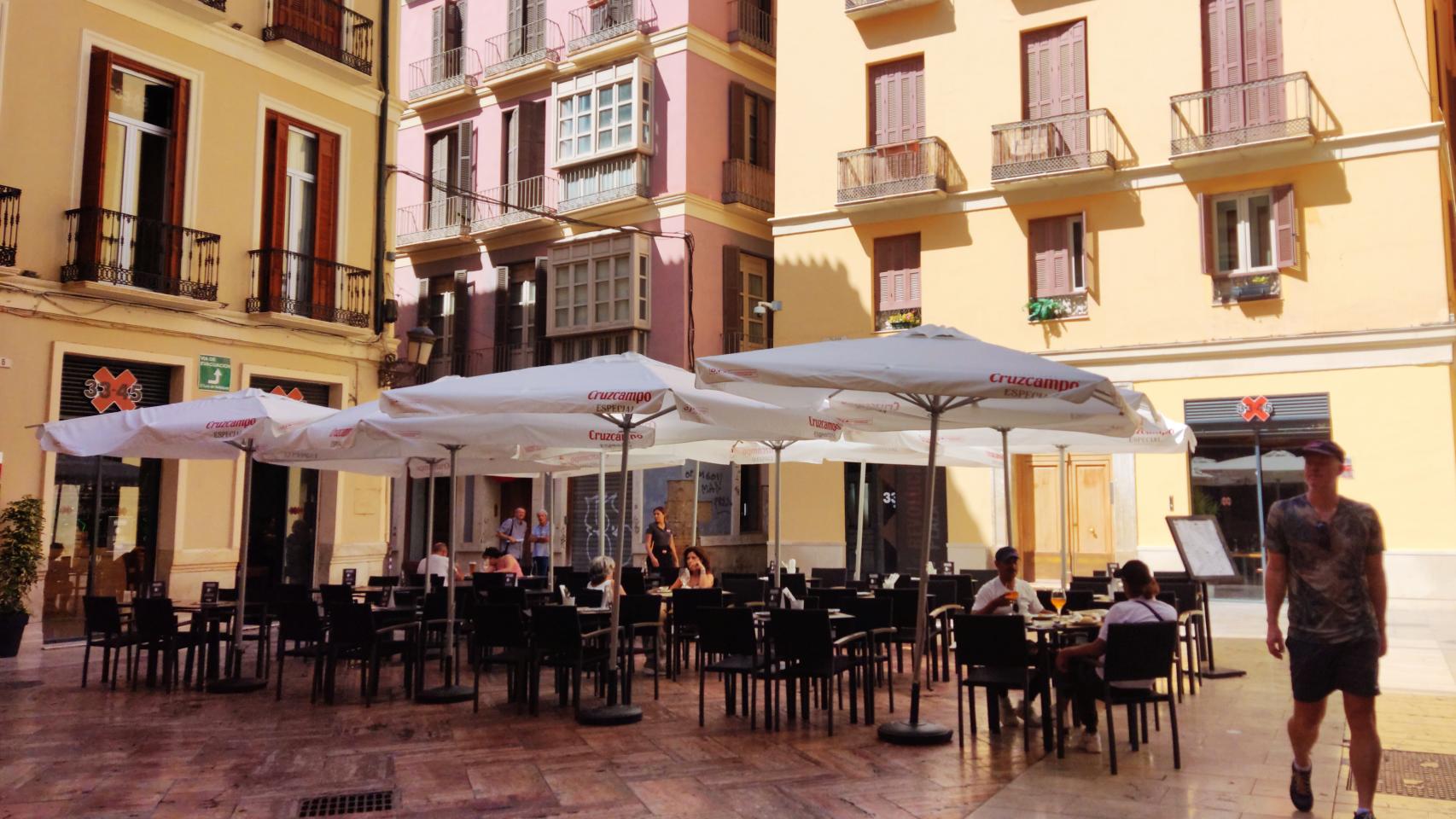 Terraza del restaurante de la Plaza Mitjana, en el Centro de Málaga.
