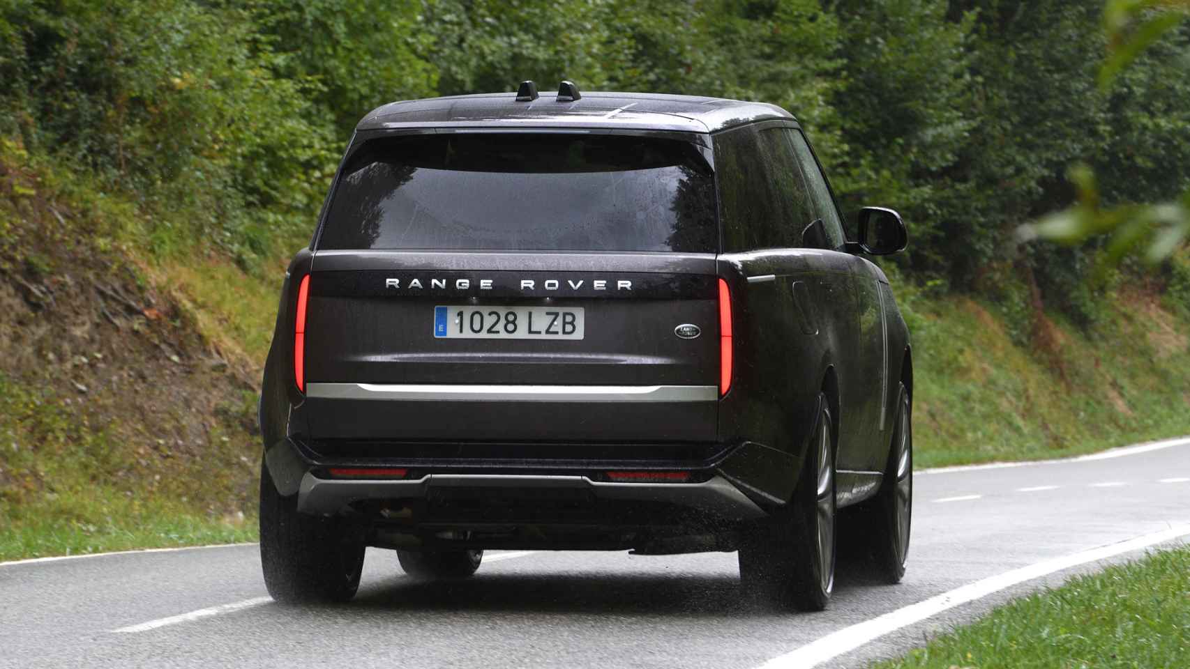 La parte trasera del Range Rover cuenta ahora con unas ópticas verticales.