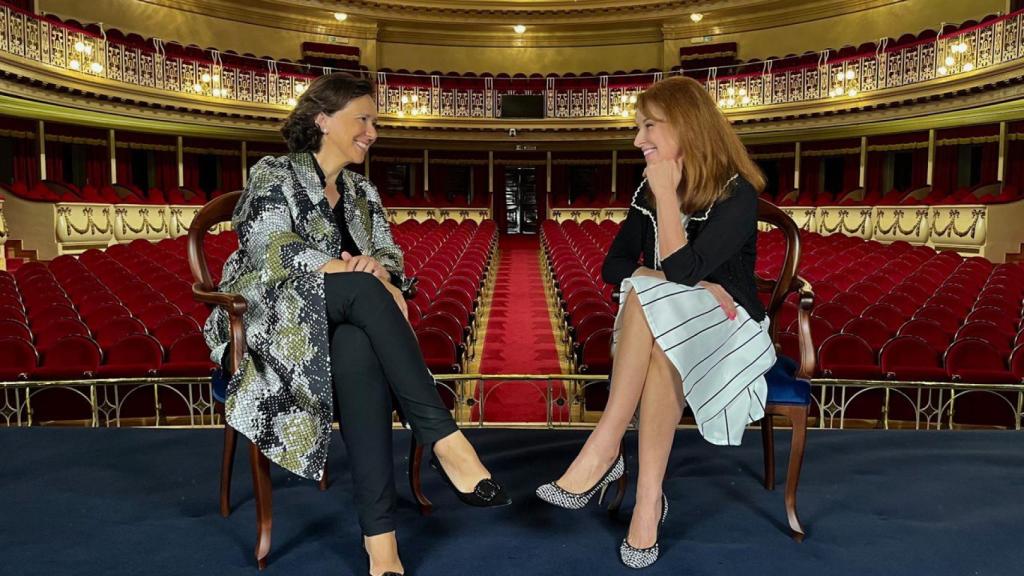 Gloria Lomana junto a Teresa Sanjurjo en el Teatro Campoamor de Oviedo.