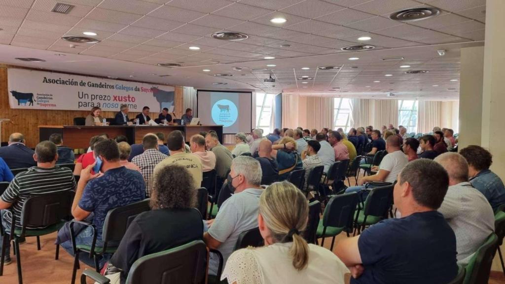 El conselleiro do Medio Rural, José González, y el director xeral de Gandaría, Agricultura e Industrias Agroalimentarias, José Balseiros, en una reunión con la Asociación de Gandeiros Galegos da Suprema en Lugo.