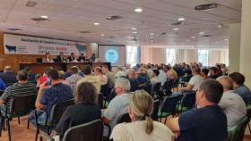 El conselleiro do Medio Rural, José González, y el director xeral de Gandaría, Agricultura e Industrias Agroalimentarias, José Balseiros, en una reunión con la Asociación de Gandeiros Galegos da Suprema en Lugo.