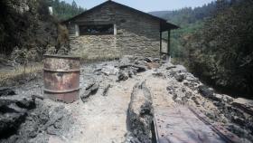 Una vivienda calcinada afectada por el fuego de Folgoso do Courel en la aldea de Río de Bois.