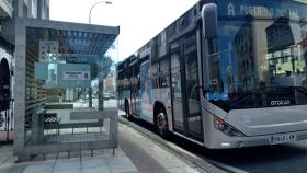 Bus urbano en una parada del Alto do Castiñeiro