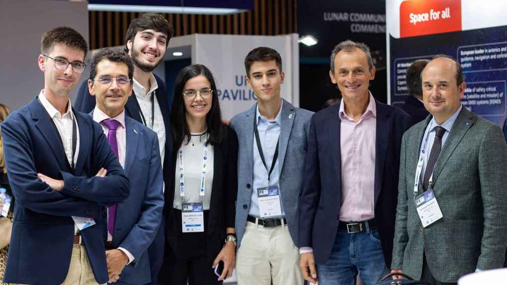 El exministro y exastronauta Pedro Duque, junto a un grupo de estudiantes de UVigo Space Lab, y al catedrático Fernando Aguado.