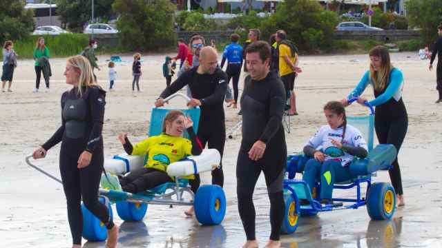 Surf adaptado en la playa de Patos, en Nigrán (Pontevedra).