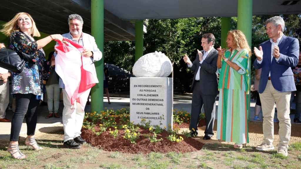 Acto de descubrimiento de la escultura de Afaga en reconocimiento a enfermos, familiares y cuidadores.