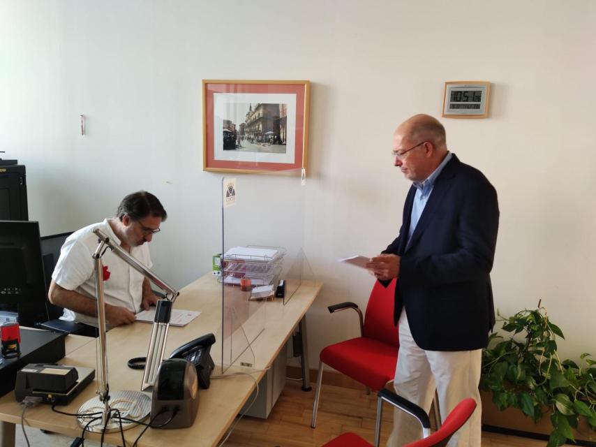 El procurador de Ciudadanos Francisco Igea, durante el registro de la iniciativa en las Cortes.