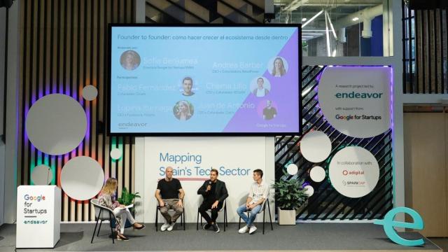 Primera mesa redonda del evento de presentación del informe Mapping Spain's Tech, moderada por Sofía Benjumea, Head of Google for Startups, EMEA, en la que han participado, Juan de Antonio, Cabify; Pablo Fernández, Clicars; y Chema Lillo, IDOVEN.