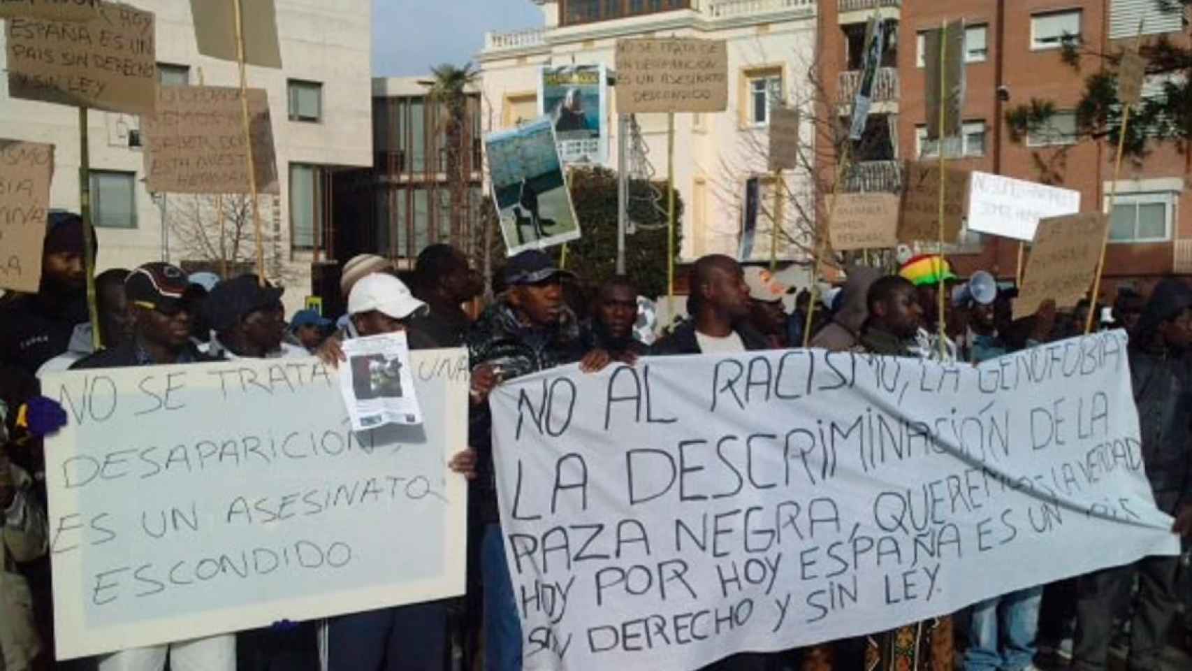 Decenas de africanos protestando en Villacarrillo tras la misteriosa desaparición de Tidiany Coulibaly en 2013.