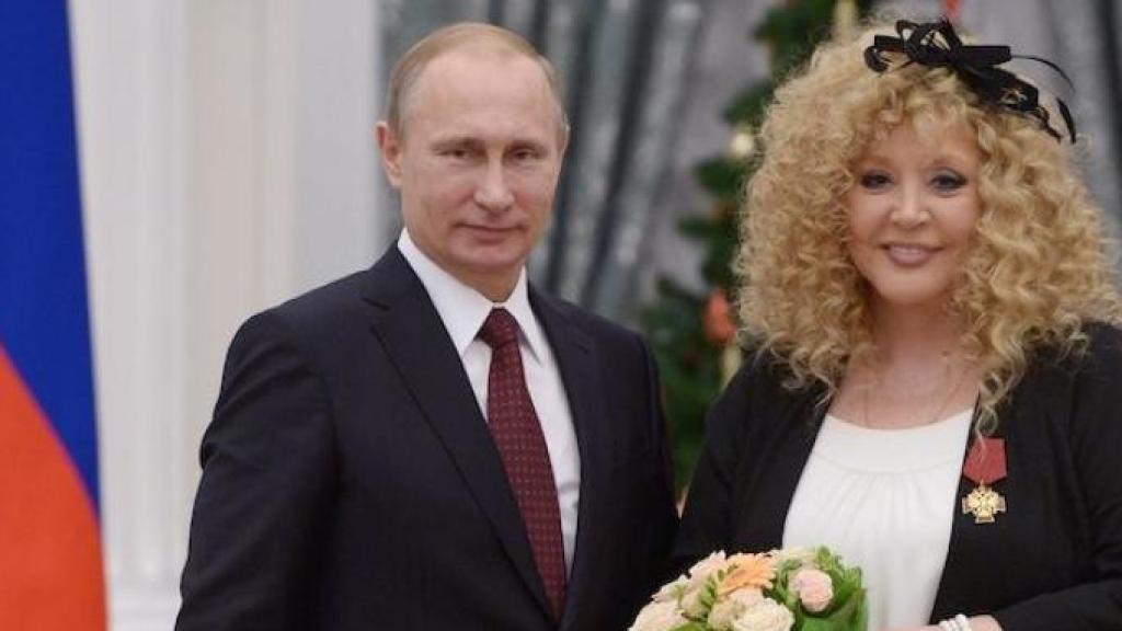 Alla Pugacheva junto a Vladímir Putin, en 2014.