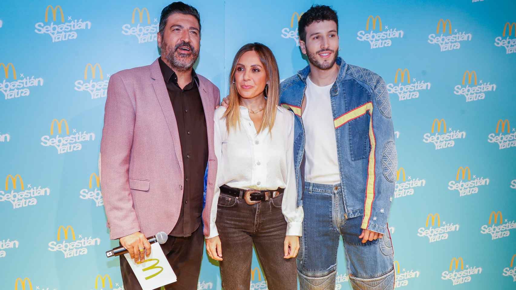 El cantante posa con Tony Aguilar y una responsable de McDonald's.
