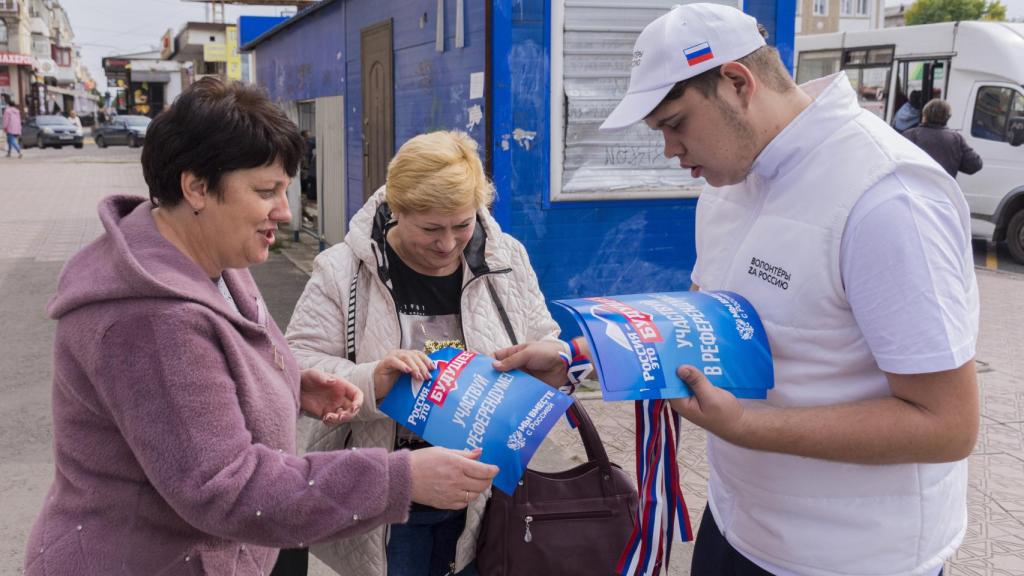 Reparto de propaganda prorrusa en Donetsk.