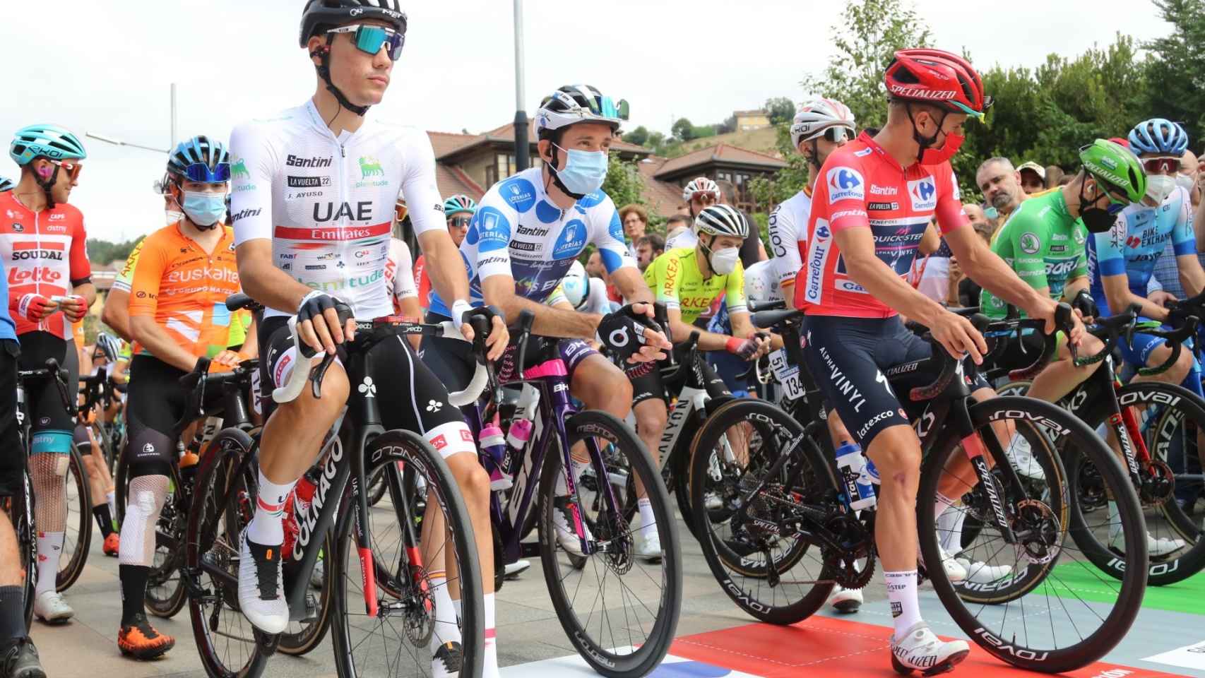 Langelotti, con el maillot blanco de lunares azules, con los otros líderes del resto de clasificaciones