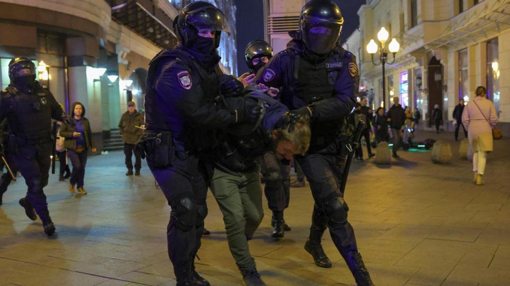 Rusia n policías detienen a un hombre durante una manifestación no autorizada en Moscú