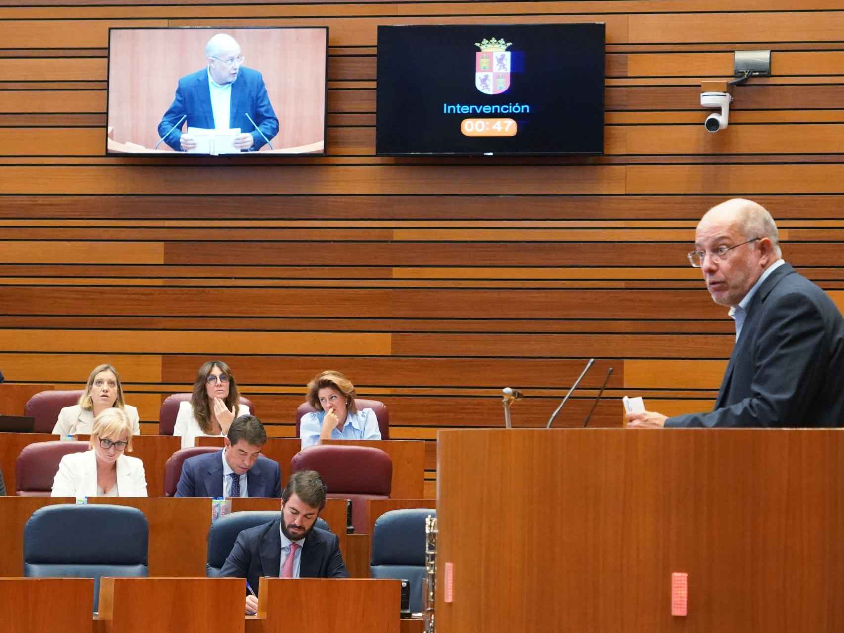 El procurador de Ciudadanos Francisco Igea interviene ante el vicepresidente, Juan García-Gallardo, en el pleno de esta semana.