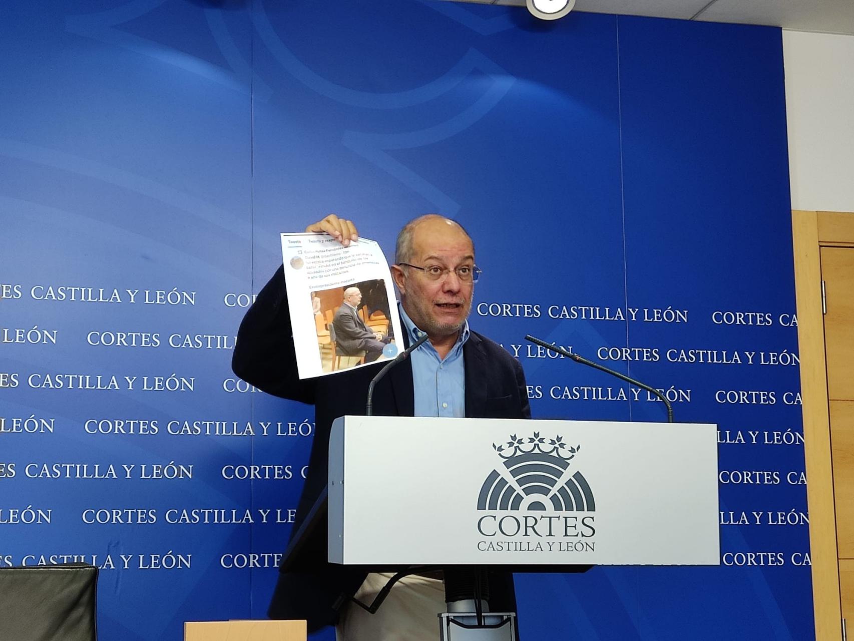 El procurador Francisco Igea, durante su rueda de prensa de este jueves en las Cortes, muestra el tuit de la polémica