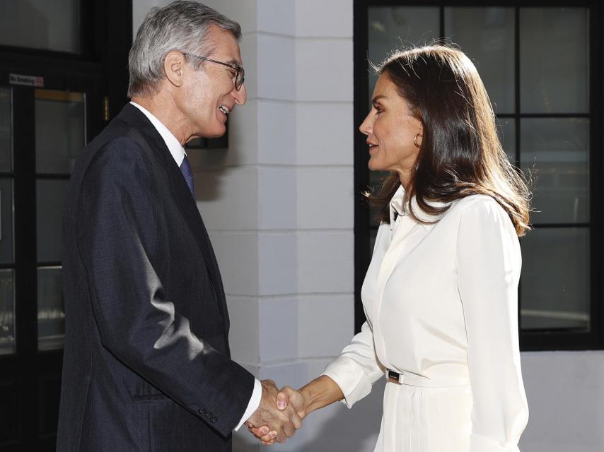 La reina Letizia y Santiago Cabanas, embajador de España en Estados Unidos, a las puertas del Instituto Cervantes de Nueva York.