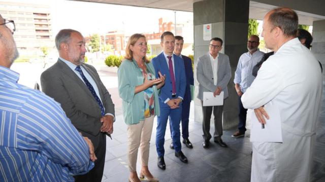 La consejera Rosa Ana Rodríguez, durante la visita a un centro hospitalario.