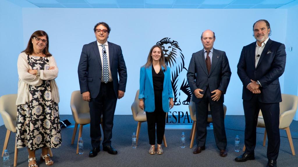 Regina Leal, directora gerente del servicio de salud de Castilla-La Mancha; José María Vergeles, vicepresidente segundo y consejero de Sanidad y Políticas sociales de la Junta de Extremadura; Mercedes Rivera, redactora de sanidad de EL ESPAÑOL-Invertia; Jesús García-Cruces,  viceconsejero de asistencia sanitaria, planificación y resultados en salud de Castilla y León; y Roberto Úrbez, director general de Bristol Myers Squibb.