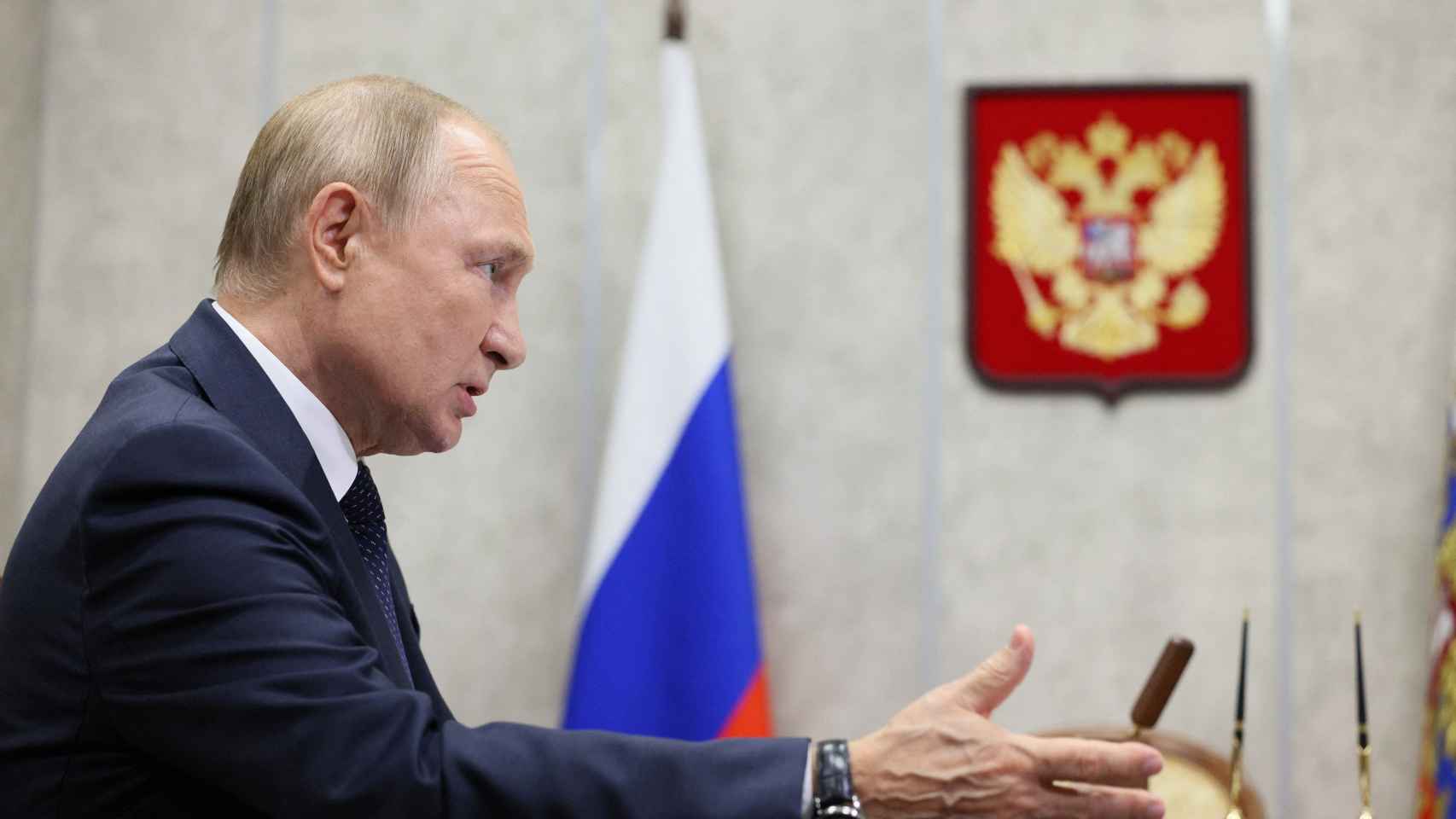 El presidente ruso, Vladimir Putin , asiste a una reunión con el gobernador de la región de Novgorod, Andrei Nikitin, en la ciudad de Veliky Novgorod, Rusia, el 21 de septiembre de 2022.