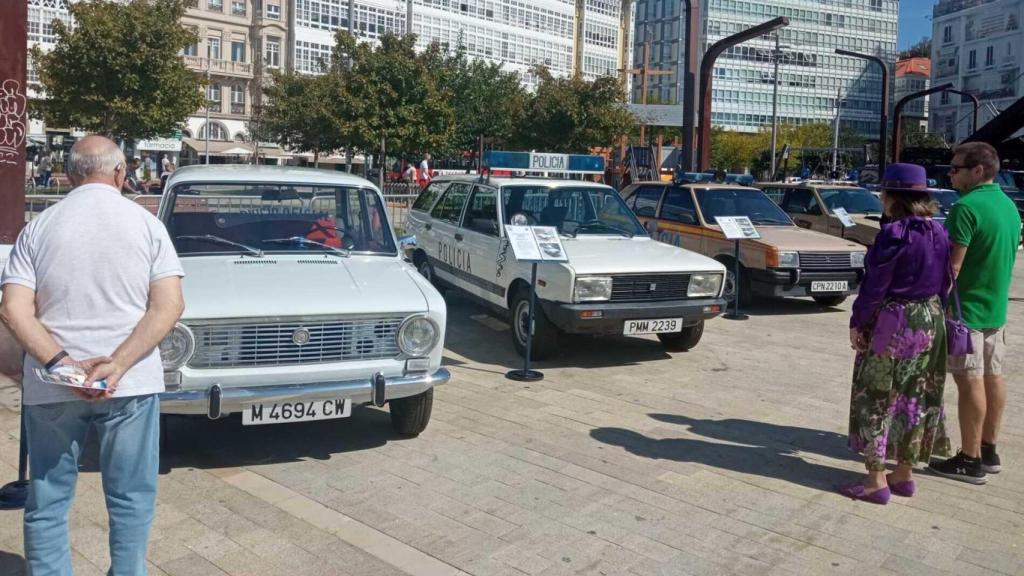 Exposición de vehículos históricos de la policía en A Coruña.