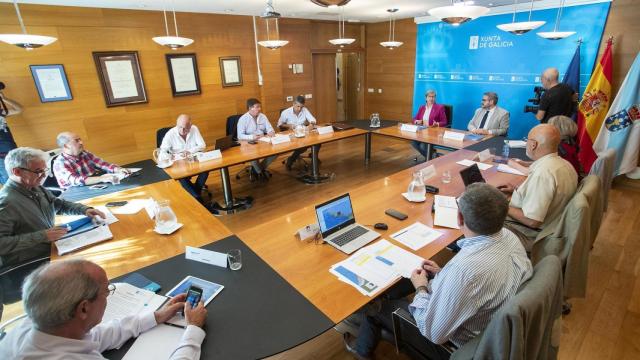 La conselleira do Mar, Rosa Quintana, con representantes del sector pesquero y con juristas.