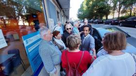 El portavoz de los populares ferrolanos charlando en la entrada del centro Río Xubia