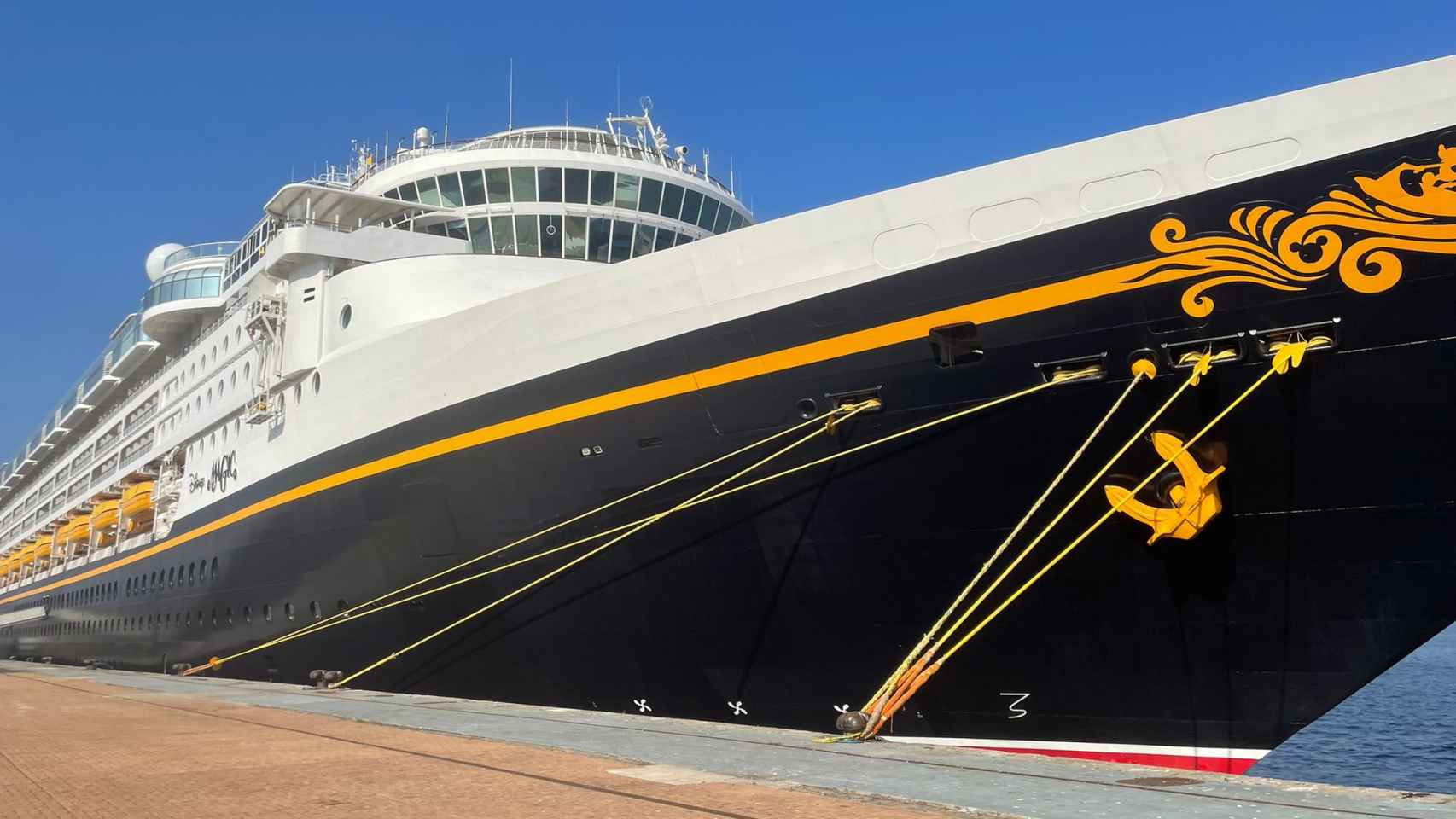 Crucero Disney Magic en el Puerto de Vigo.