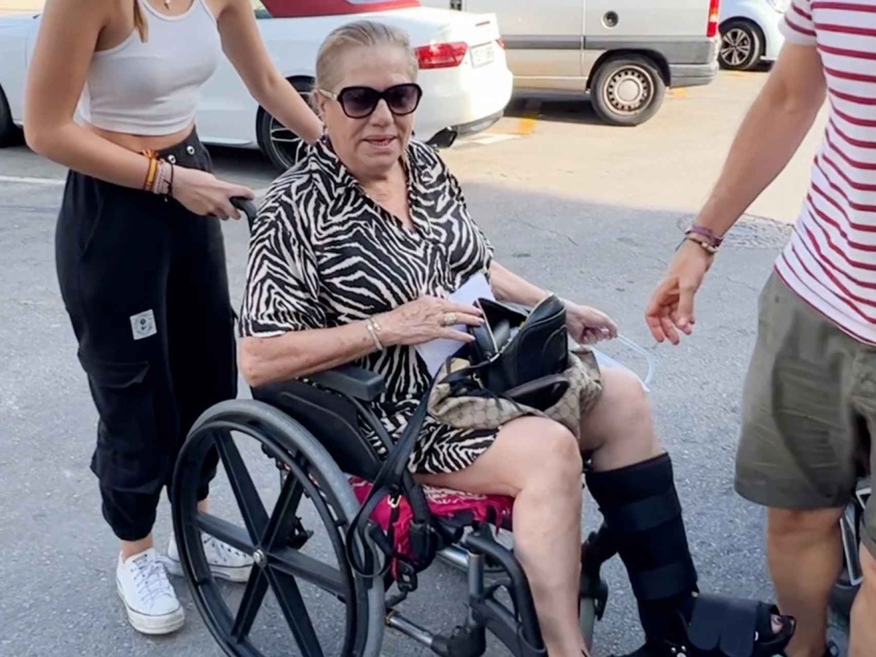 Mayte Zaldívar, en silla de ruedas en su última imagen pública.