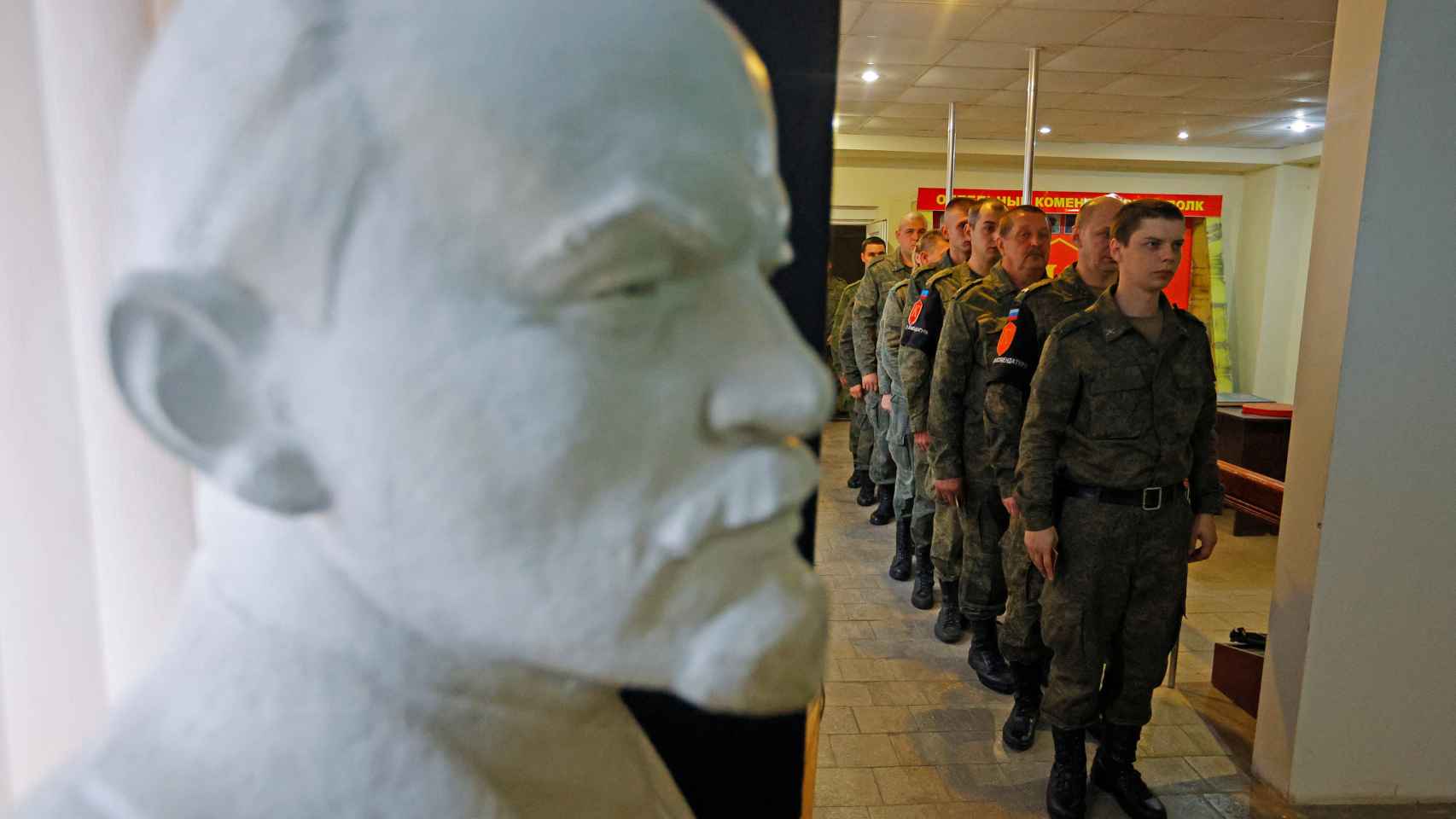 Militares en Lugansk, esperando a votar.
