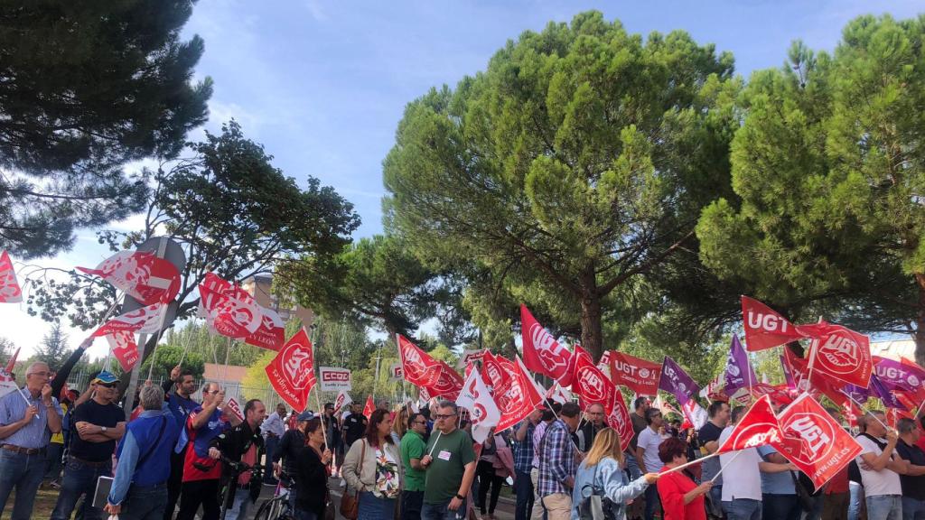 Los sindicatos se manifiestan frente a la Consejería de Economía y Hacienda de la JCyL