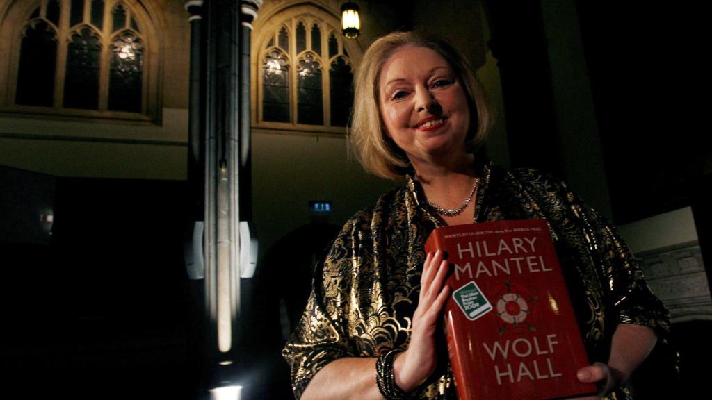 Hilary Mantel, en 2009, con un ejemplar de su aclamada trilogía.