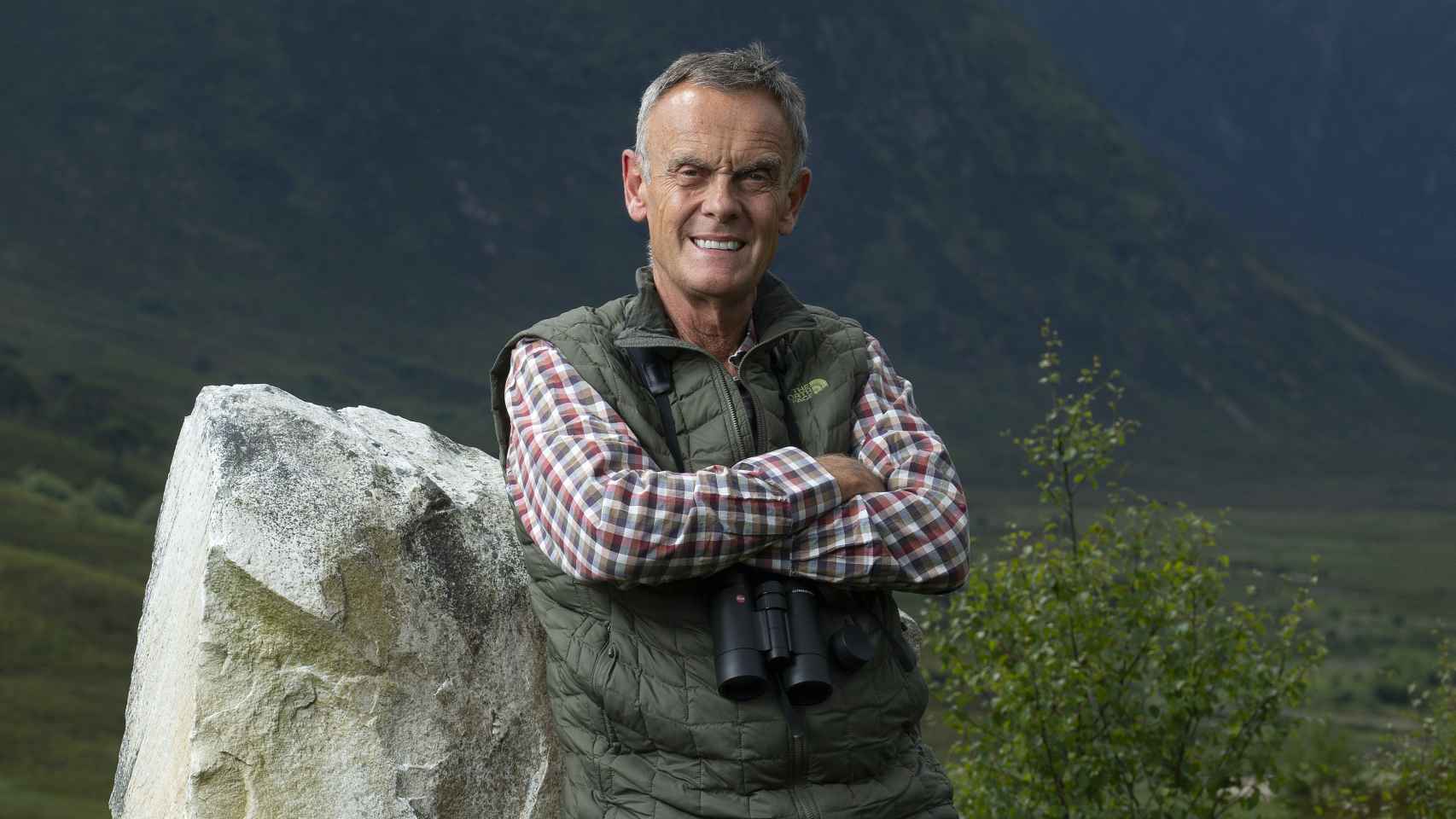 Paul Lister sonríe durante una sesión de fotos en Alladale Wilderness