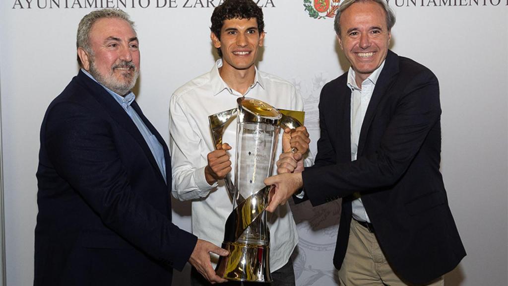 Juan Rubiales representó a la RFEF en un homenaje a Vallejo y otros actos.