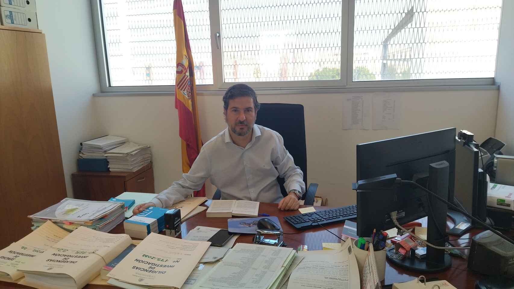 El fiscal delegado de Medio Ambiente y Urbanismo de la Región de Murcia, Miguel de Mata, este viernes, en su despacho de la Ciudad de la Justicia.