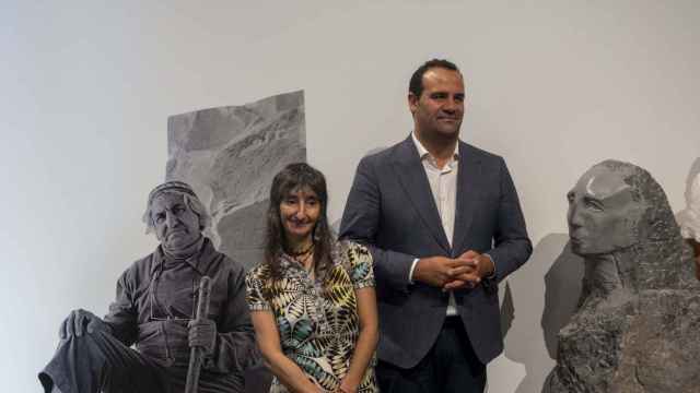 El diputado de Cultura, David Mingo, y la hija de Severiano Grande, Nieves Grande, presentan la exposición ''NADA'' de Severiano Grande.