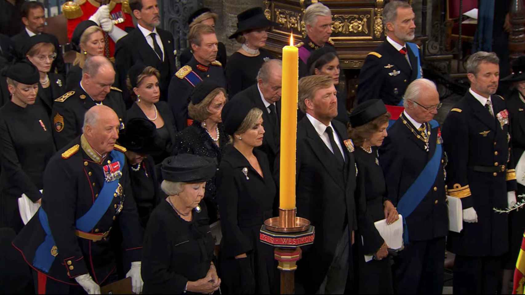 La foto de la polémica: los Eméritos junto a Letizia y Felipe en el funeral de Isabel II el pasado lunes.