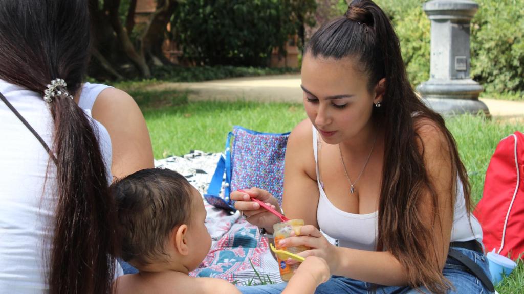 Noelia con uno de los niños.