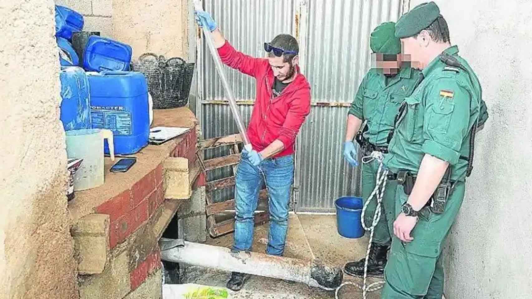Unos guardias civiles durante una inspección a una finca agrícola en el 'caso Topillo'.