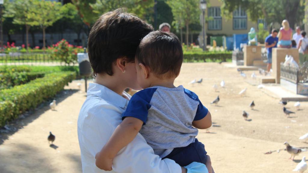 Ingrid junto a uno de los pequeños.