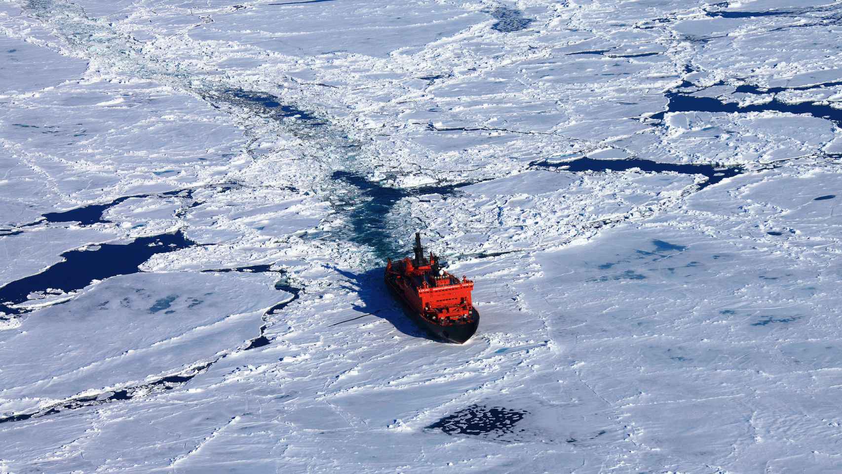 Rompehielos ruso navegando por el Océano Ártico