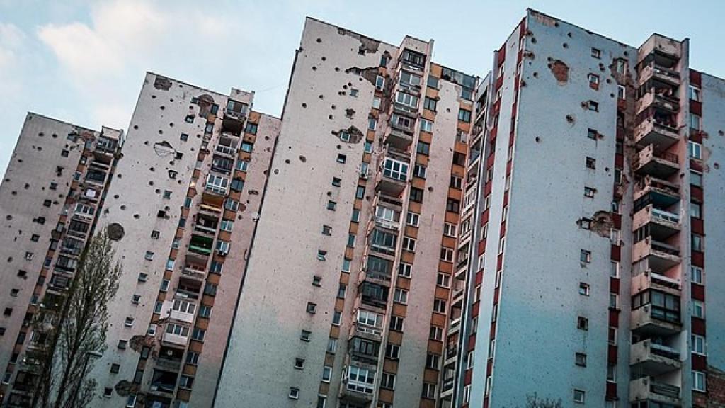 Edificios de la ciudad sitiada de Sarajevo durante el asedio serbio, en la guerra de los Balcanes.