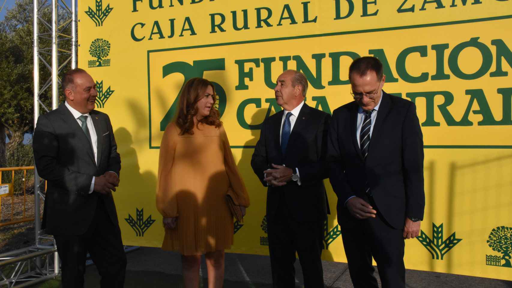 Virginia Barcones con la directiva de Caja Rural de Zamora
